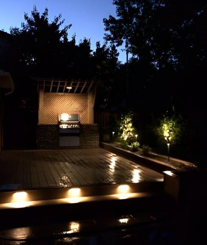 Outdoor lighting specialists Montreal